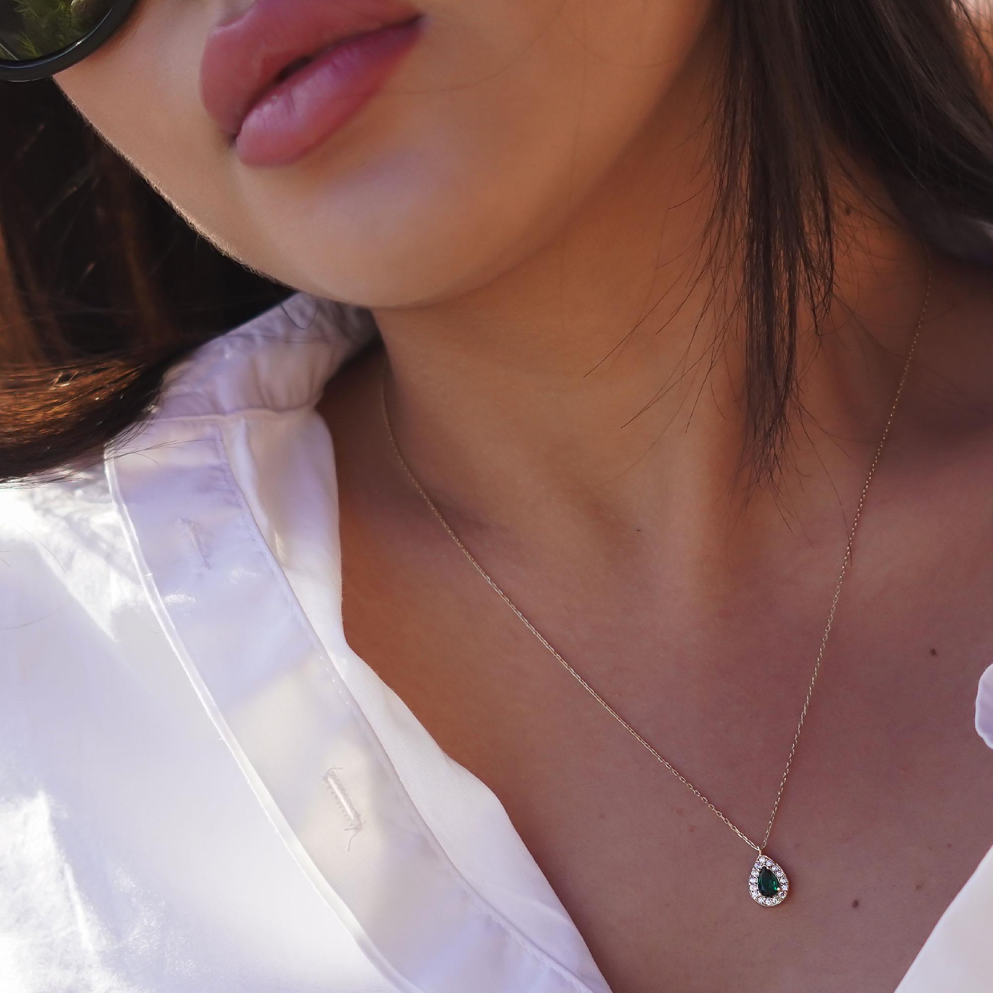 Zümrüt Damla Kolye