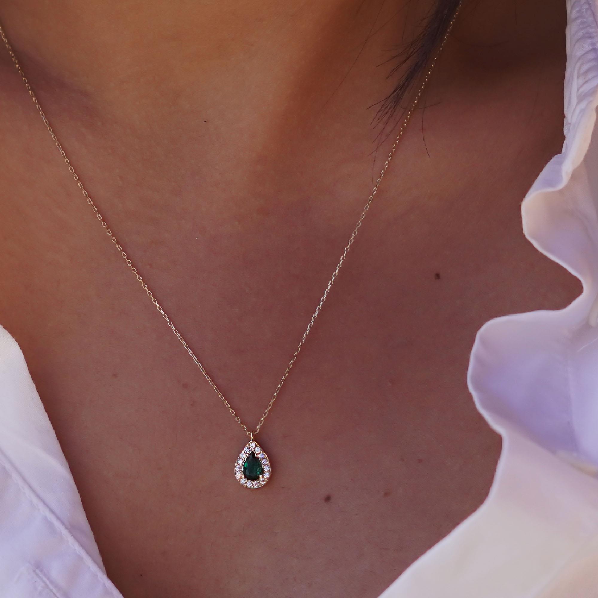 Zümrüt Damla Kolye