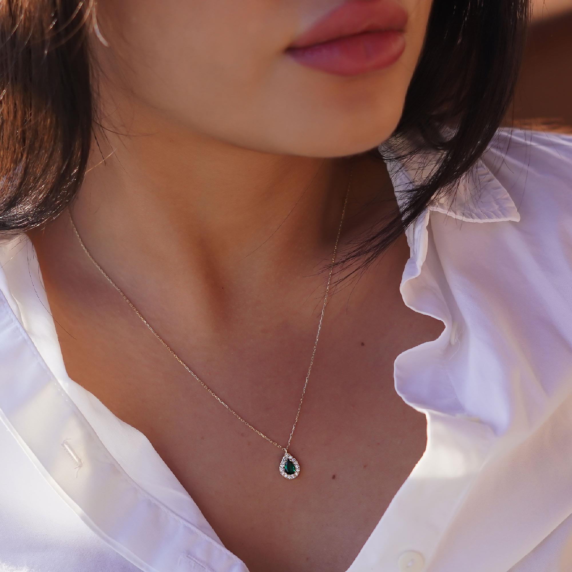 Zümrüt Damla Kolye