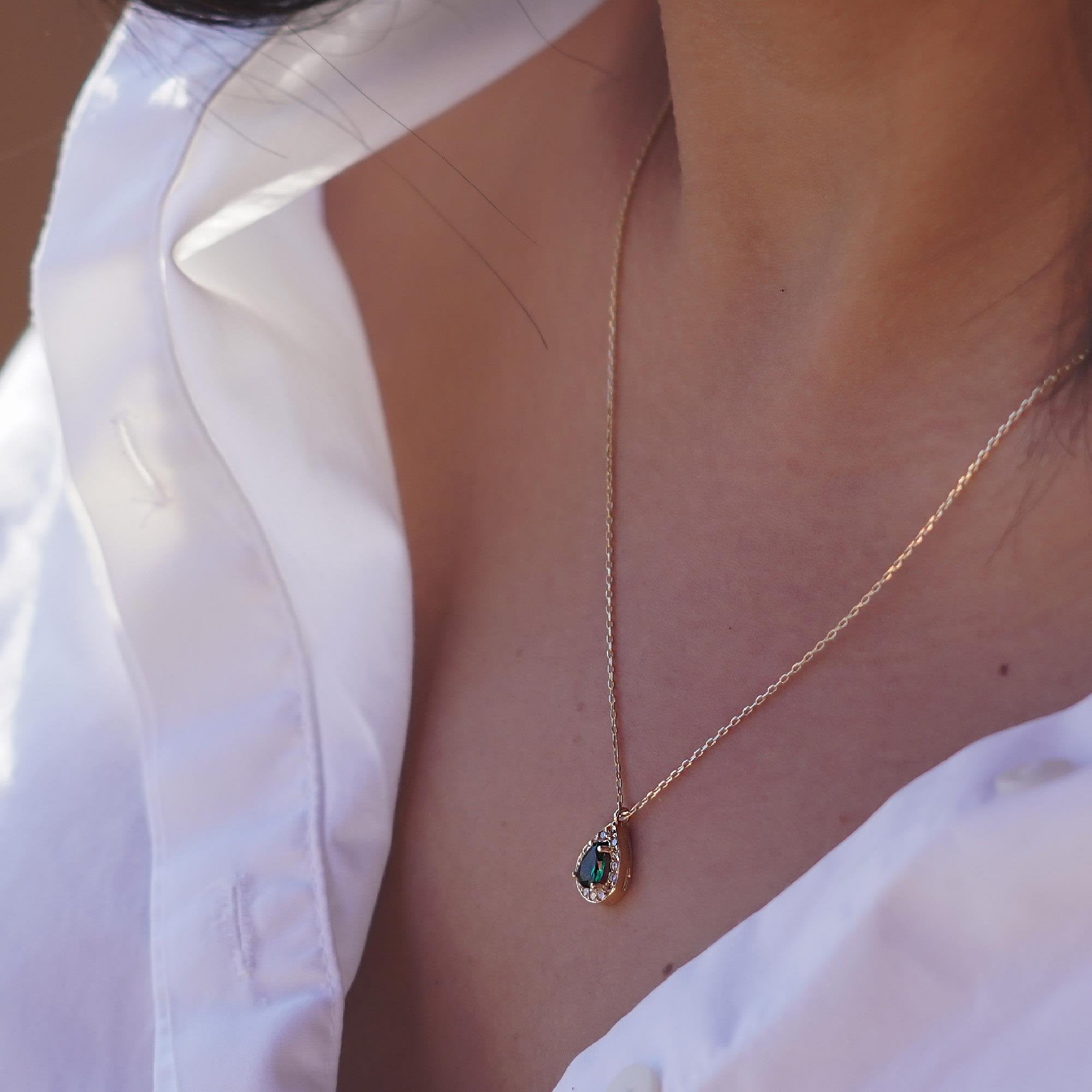 Zümrüt Damla Kolye