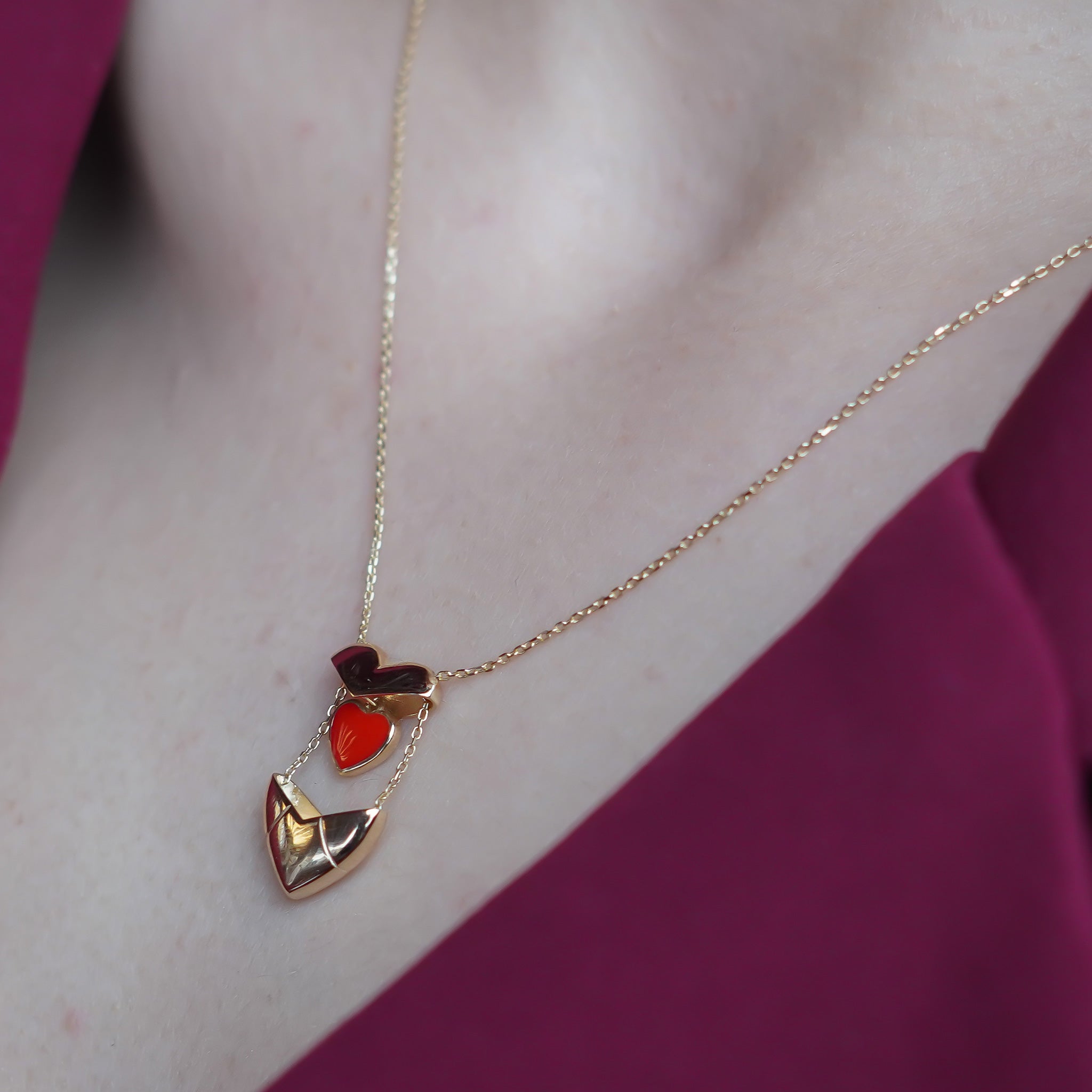 Saklı Kırmızı Kalp Kolye